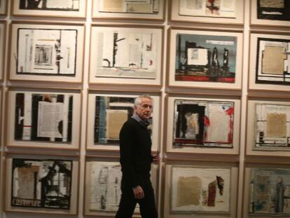 El artista sudafricano Peter Sacks junto a sus cuadros sobre 'El proceso' de Kafka, en la galería Ivorypress de Madrid