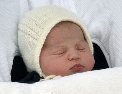 La princesa Carlota Isabel Diana, con el gorro confeccionado en una tienda de San Sebastián, a la salida del hospital el día de su nacimiento.