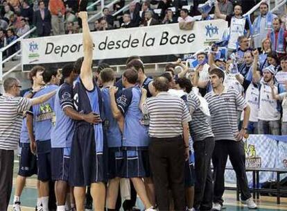 Los jugadores del Bruesa celebran su ascenso a la ACB