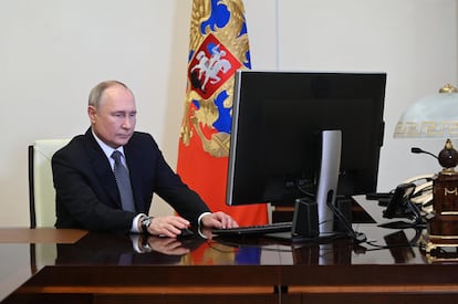 El presidente ruso, Vladímir Putin, vota en un despacho de la residencia Novo-Ogaryovo, cerca de Moscú, este viernes. 