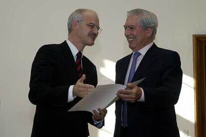 Mario Vargas Llosa recibe, de manos del rector Hans Jürgen Prömel, el título de doctor.