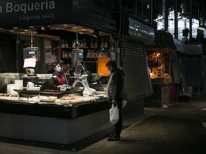 El mercado de la Boqueria, en La Rambla, funciona a medio gas, con pocos clientes y solo algunas paradas abiertas.