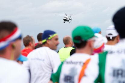 Un helicóptero obseva a los corredores que cruzan el puente Verrazano-Narrows en el inicio de la carrera.