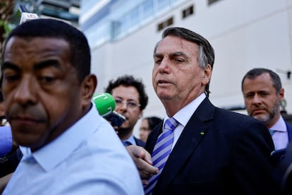 El expresidente Bolsonaro habla con los medios al salir de la sede de la Policía Federal en Brasilia, el 18 de octubre.