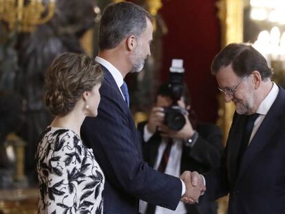 Els Reis saluden Mariano Rajoy, aquest dimecres.