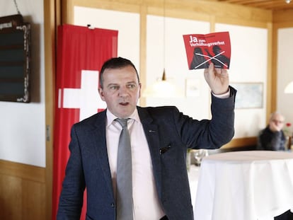 Walter Wobmann muestra un panfleto que pide el sí a la prohibición del velo durante una reunión del partido ultraderechista SVP