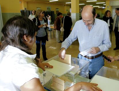 El vicepresidente primero del Gobierno, Alfredo Pérez Rubalcaba, deposita su voto en una mesa del colegio Antonio Machado de Majadahonda.