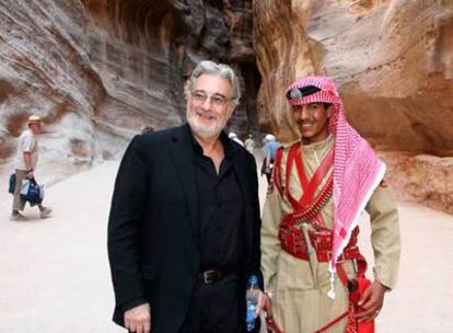 Plácido Domingo, con un miembro de la Guardia Real jordana en el desfiladero de Petra. El festival ha reunido al tenor español, la canadiense Diana Krall, el libanés Mika y el argelino Khaled.