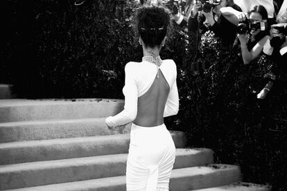 Detalle de la espalda abierta del Stella McCartney de Rihanna.
