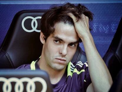 Kaká, en el banquillo durante el partido frente al Valencia.