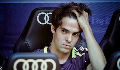 Kaká, en el banquillo durante el partido frente al Valencia.