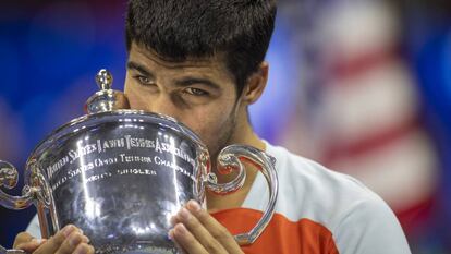 Carlos Alcaraz besa su trofeo tras proclamarse vencedor del Abierto de Estados Unidos.