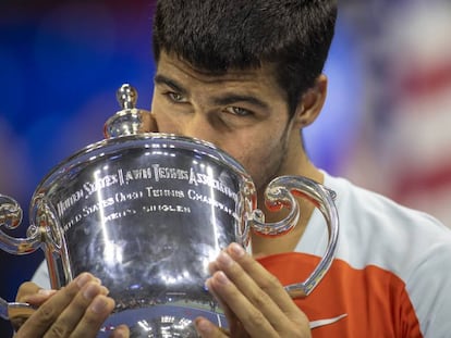 Carlos Alcaraz besa su trofeo tras proclamarse vencedor del Abierto de Estados Unidos.