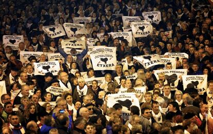 Los manifestantes han recorrido las calles entre constantes gritos de "Euskal Presoak Etxera", lema del acercamiento de los presos