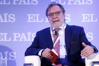 Juan Luis Cebrián, presidente de EL PAÍS y de PRISA, en el foro 'El Perú, en futuro'.