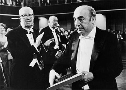 Pablo Neruda recibe el Premio Nobel de Literatura en 1971.