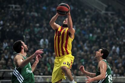 Papanikolaou, entre Diamantidis y Fotsis.