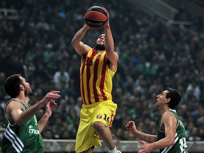 Papanikolaou, entre Diamantidis y Fotsis.