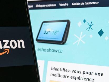 Una persona mira un smartphone sobre la web de Amazon en Lille, Francias