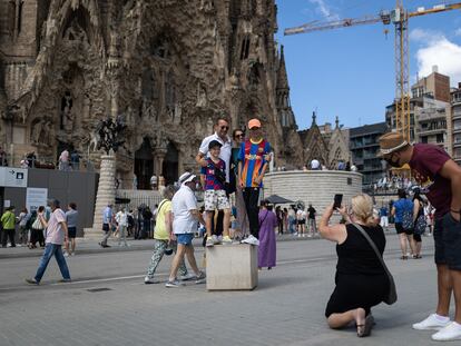 Turistas en los alrededores de la Sagrada Familia en julio.