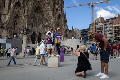 Turistas en los alrededores de la Sagrada Familia en julio.