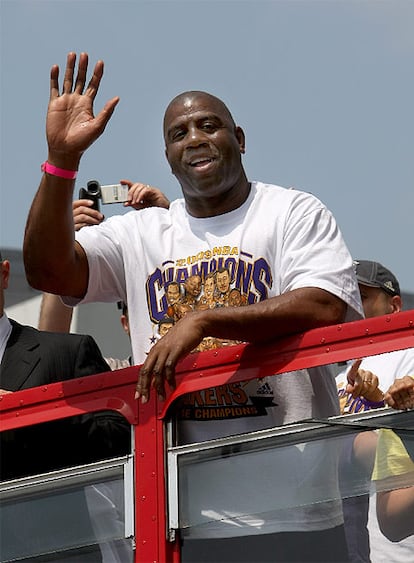 También las grandes leyendas del equipo californiano se han sumado a la celebración. Sobre un autobús un símbolo de los Lakers: Magic Johnson, con la camiseta de los campeones de 2009.