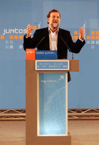 El líder del PP, Mariano Rajoy, durante su mitin en Sevilla.