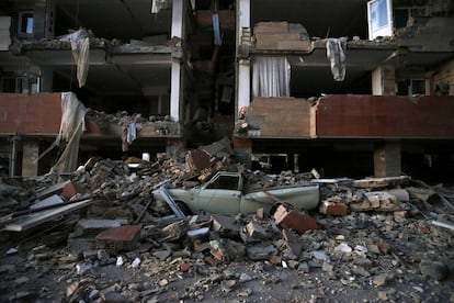 Edificio destruido tras el terremoto en la ciudad iraní de Sarpol-e-Zahab.