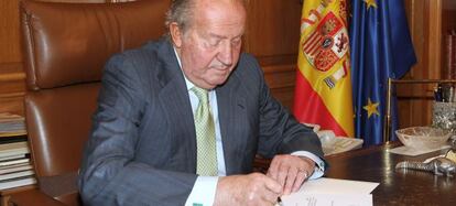 El Rey Juan Carlos, firmando el documento de su abdicación el pasado 2 de junio.