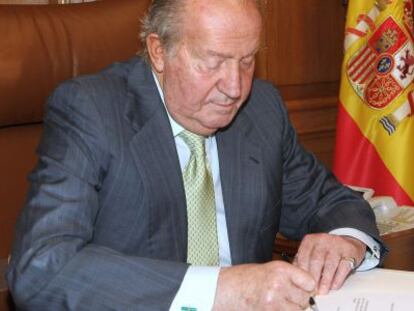 El Rey Juan Carlos, firmando el documento de su abdicaci&oacute;n el pasado 2 de junio.