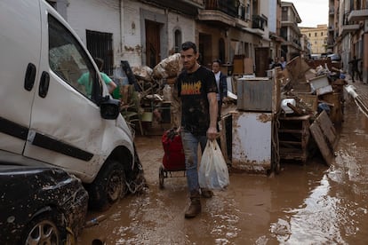 Vecinos de Aldaia (Valencia) limpiaban este jueves las zonas afectadas por las lluvias.