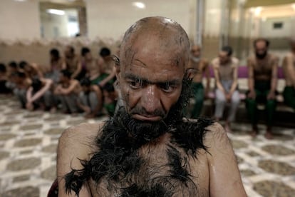 Un detenido, tras afeitarle la cabeza en un campo de tratamiento de drogas en Kabul, el 31 de mayo. Según la ONU, desde antes de la llegada de los talibanes al poder, hay un vínculo directo entre la falta de control gubernamental, la inseguridad y la creciente producción de opiáceos.