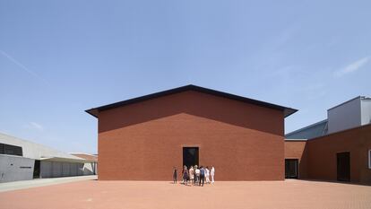 Entrada al Schaudepot, diseñado por Herzog & de Meuron en el Campus Vitra. 