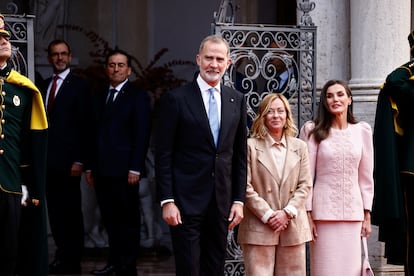 El rey Felipe VI, Giorgia Meloni y la reina Letizia, este miércoles en Roma. 