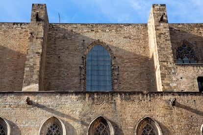 Un de las dos fachadas laterales de Santa Maria del Mar donde Màrius Vendrell ha podido ver como las hiladas de las piedras se colocaron de derecha a izquierda hasta la primera terraza (por encima de las ventanas) y al revés a partir de ese momento. 