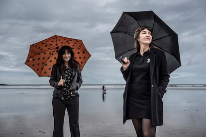 Mar Álvarez (izquierda) y Alicia Álvarez, integrantes del grupo Pauline en la Playa, posan en la playa de San Lorenzo de Gijón, el 21 de octubre de 2024.