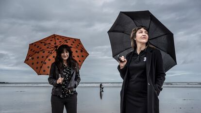 Mar Álvarez (izquierda) y Alicia Álvarez, integrantes del grupo Pauline en la Playa, posan en la playa de San Lorenzo de Gijón, el 21 de octubre de 2024.