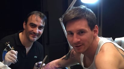 El artista, Roberto L&oacute;pez y el astro, Lionel Messi.