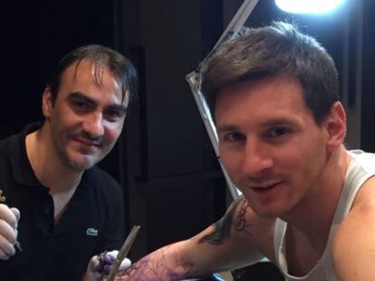 El artista, Roberto L&oacute;pez y el astro, Lionel Messi.