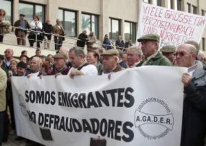 Unos 500 emigrantes de distintas localidades de la provincia de Cádiz se han concentrado hoy en la capital gaditana para exigir que se anulen las sanciones de hasta 30.000 euros que la Agencia Tributaria les ha incoado por no haber declarado al fisco la pensión que reciben del extranjero.