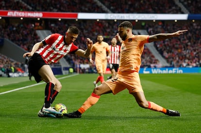 Mario Hermoso trata de arrebatarle el balón a Sancet durante el último Atlético-Athletic (1-0) de Liga.