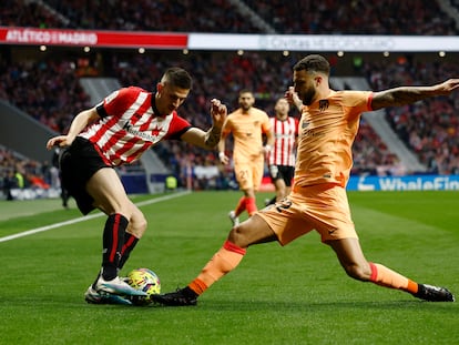 Mario Hermoso trata de arrebatarle el balón a Sancet durante el último Atlético-Athletic (1-0) de Liga.