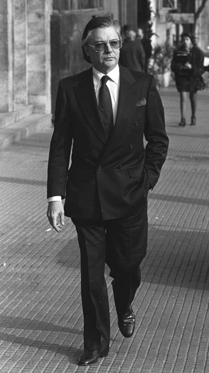 Francisco Paesa out walking in Madrid in 1990.