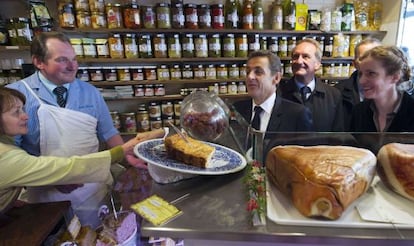 Sarkozy, durante una visita a una tienda de ultramarinos en Longjumeau, al sur de Paris.