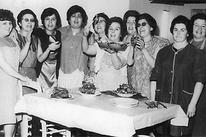 Grupo de mujeres comiendo paella en el club García Lorca de Bruselas.