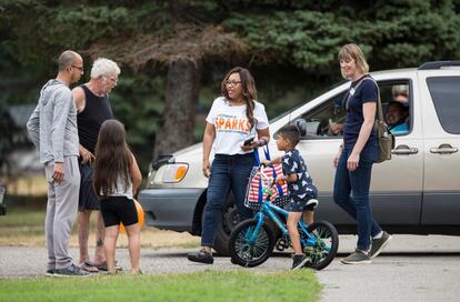 Nacidas en 1972 en Lansing, su madre era heroinómana y cuando tenían cinco años fueron enviadas a un centro de adopción donde sufrieron abusos "emocionales, físicos y sexuales", hasta que fueron adoptadas por una familia.