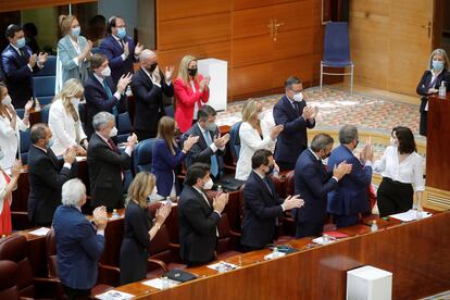 Isabel Díaz Ayuso, aplaudida por su grupo parlamentario tras su intervención la segunda jornada del debate de investidura.