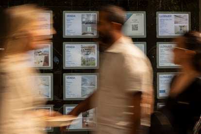 Pisos en venta y alquiler en una agencia inmobiliaria de la Calle Balmes en Barcelona, en octubre de 2024.