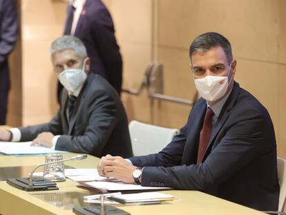 El ministro de Interior, Fernando Grande-Marlaska (i) y el presidente del Gobierno, Pedro Sánchez (d), durante la Comisión de Seguimiento del Plan de Lucha contra los Delitos de Odio este viernes.