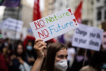 Una mujer muestra un cartel ('Sin naturaleza no hay futuro') en una manifestación convocada dentro de las acciones del Día Global por el Clima, el pasado 24 de septiembre en Madrid.